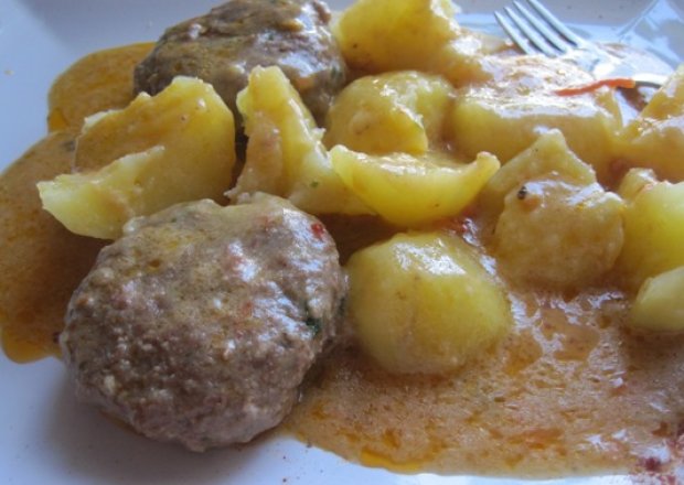 Fotografia przedstawiająca Kartofle z pikantnymi kotletami i sosem śmietanowym