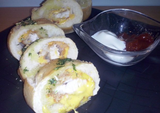 Fotografia przedstawiająca Kąski kurczaka otulone serem i bagietką