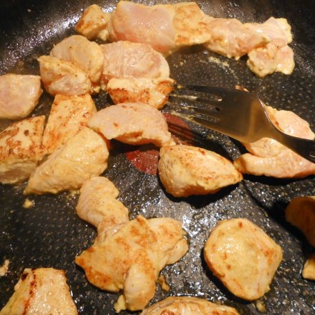 Krok 5 - Kąski kurczakowe w majonezie. foto