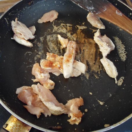 Krok 4 - Kąski z kurczaka w sosie smietanowym lazurowo- porowym foto
