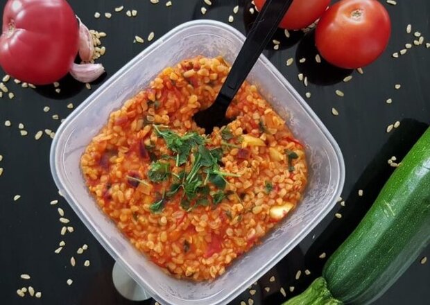 Fotografia przedstawiająca Kasza bulgur z pomidorami i cukinią