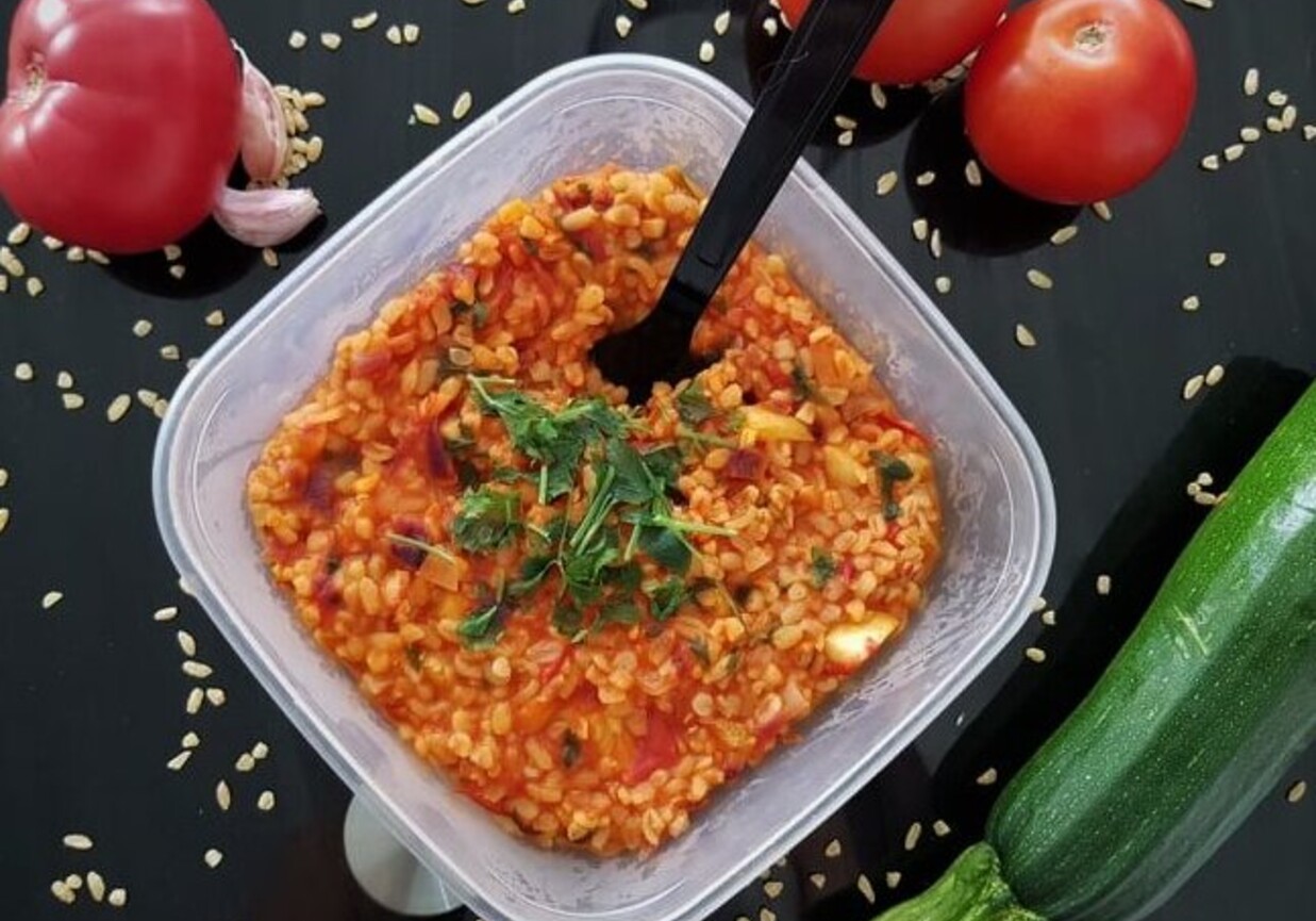 Kasza bulgur z pomidorami i cukinią foto