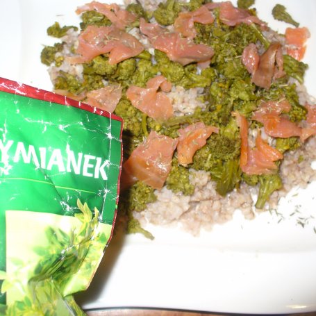 Krok 5 - Kasza gryczana z łososiem i czarnymi oliwkami foto