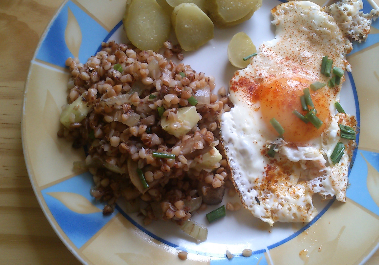 Kasza gryczana z pieczarkami i ogórkiem DoradcaSmaku.pl