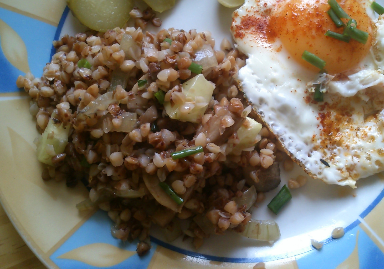 Kasza gryczana z pieczarkami i ogórkiem DoradcaSmaku.pl