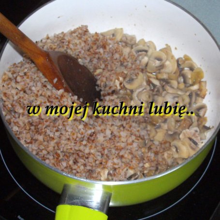 Krok 4 - kasza gryczana z pieczarkami w naleśnikach... foto