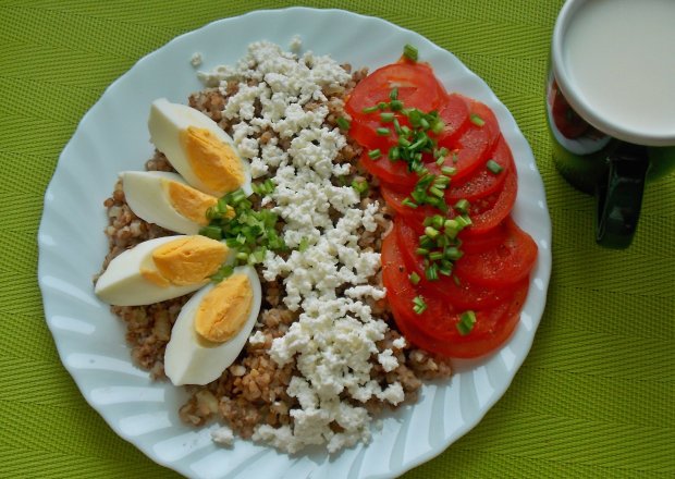 Fotografia przedstawiająca Kasza gryczana z pomidorem, twarogiem i jajkiem.