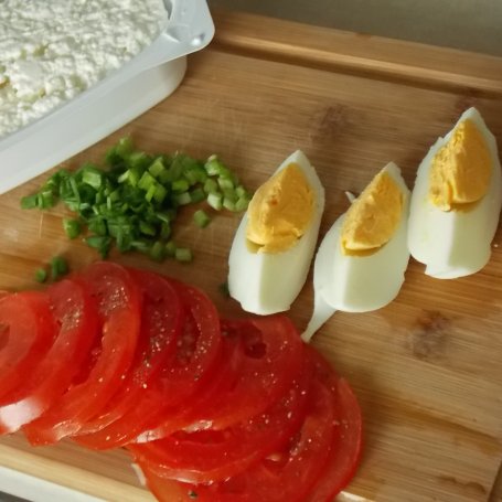 Krok 1 - Kasza gryczana z pomidorem, twarogiem i jajkiem. foto