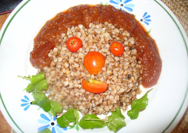 Fotografia przedstawiająca Kasza gryczana  z  sosem pomidorowo -paprykowym