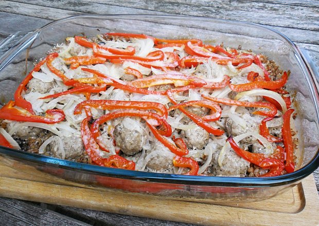 Fotografia przedstawiająca Kasza gryczana zapiekana z mięsem i warzywami