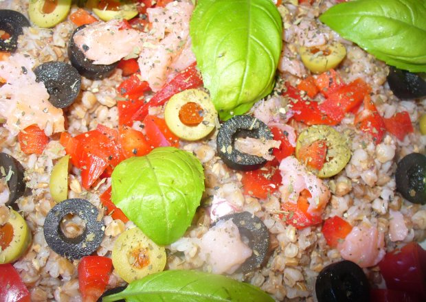 Fotografia przedstawiająca Kasza gryczanaz oliwkami i papryką