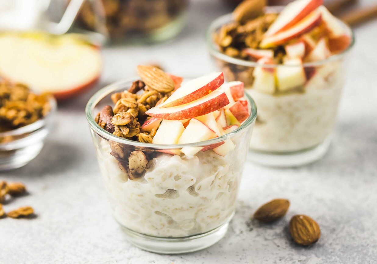 Kasza jaglana na słodko z mlekiem kokosowym i jabłkiem foto