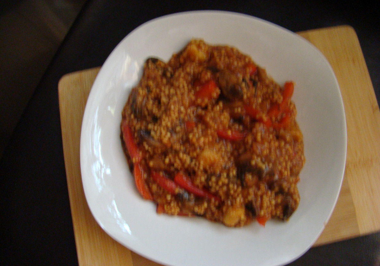 Kasza jaglana w pomidorowym sosie z warzywami foto