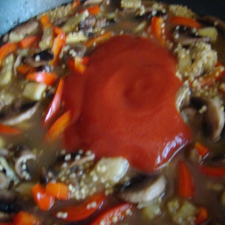 Krok 7 - Kasza jaglana w pomidorowym sosie z warzywami foto