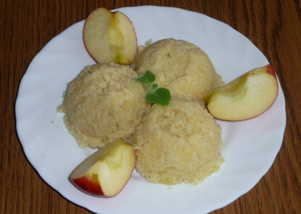 Fotografia przedstawiająca Kasza jaglana z jabłkami