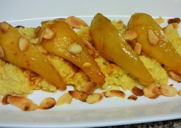 Fotografia przedstawiająca Kasza jaglana z karmelizowana  gruszką i prażonymi migdalami