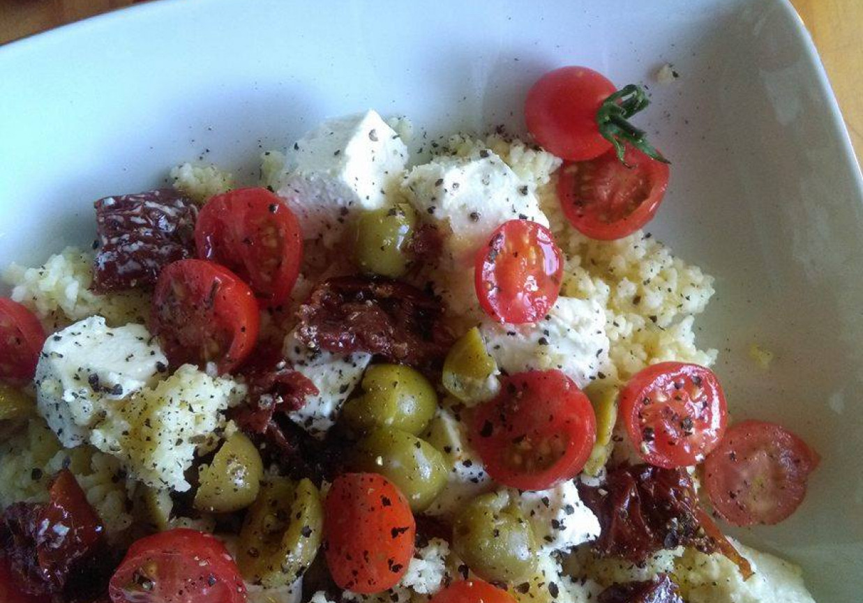 Kasza jaglana z serem feta, oliwkami i pomidorkami foto