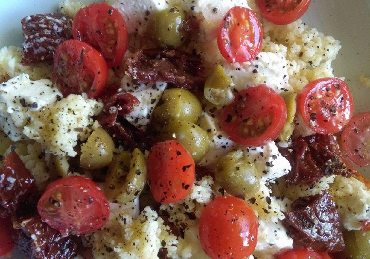 Kasza jaglana z serem feta, oliwkami i pomidorkami foto