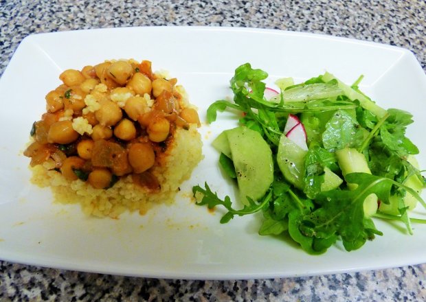 Fotografia przedstawiająca kasza jaglana z sosem z ciecierzycy podana z salatka z rukoli z aromatyzowana oliwa truflowa
