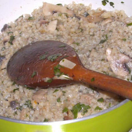 Krok 3 - kasza jęczmienna średnia z pieczarkami,indykiem w papryce żółtej... foto