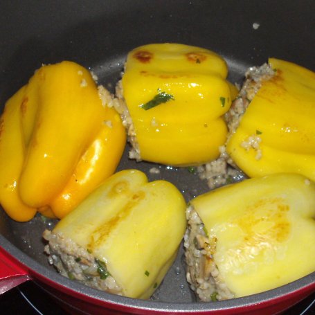 Krok 5 - kasza jęczmienna średnia z pieczarkami,indykiem w papryce żółtej... foto