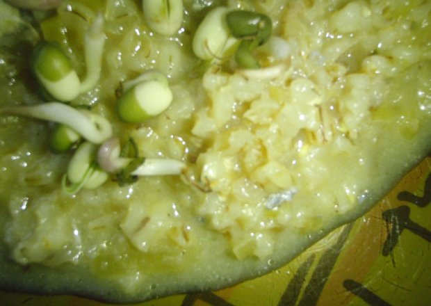 Fotografia przedstawiająca Kasza jęczmienna z gorgonzolą i kiełkami fasolki mung