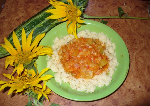 Fotografia przedstawiająca Kasza kuskus z cukinią i pomidorami