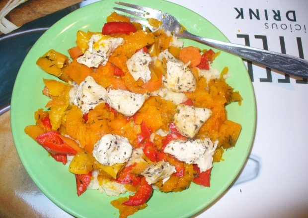 Fotografia przedstawiająca Kasza kuskus z dynią,kurczakiem, marchewką i papryką