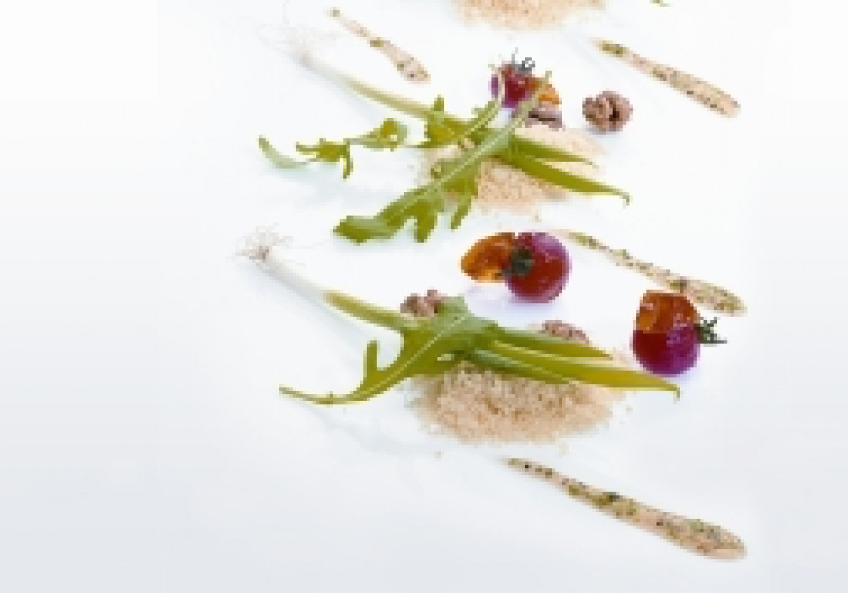 kasza kuskus z orzechami włoskimi, sałatą rukola i pomidorami foto