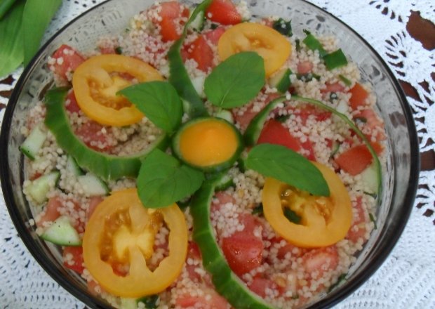 Fotografia przedstawiająca Kasza kuskus z pomidorami i ogórkiem