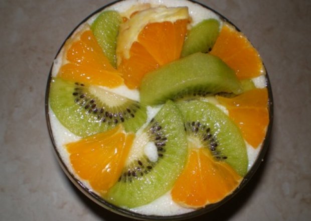 Fotografia przedstawiająca Kasza manna puchowa z owocami