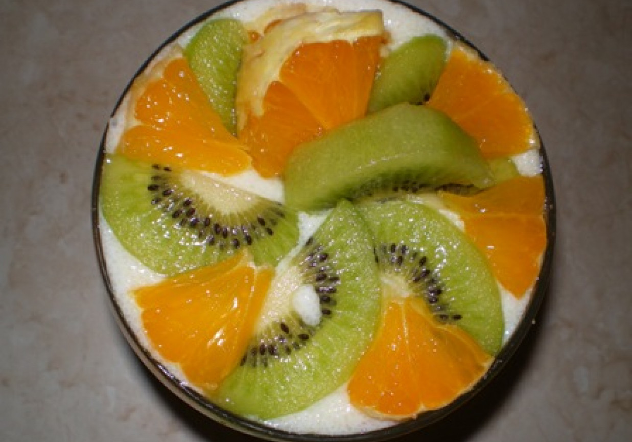 Kasza manna puchowa z owocami foto