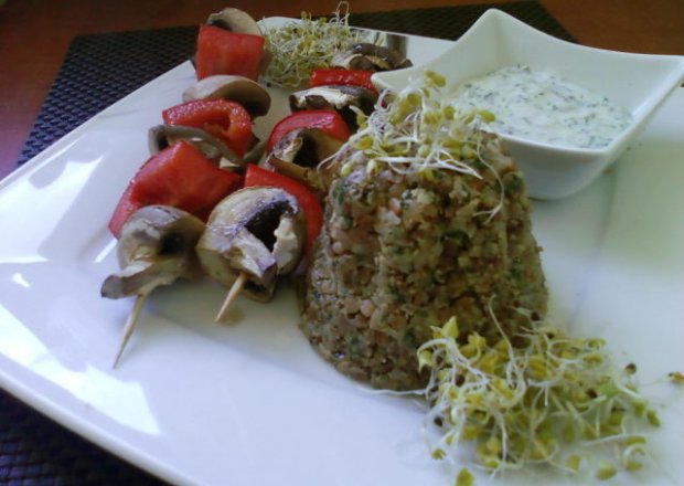Fotografia przedstawiająca Kasza z bryndzą i szpinakiem z szaszłykiem warzywnym