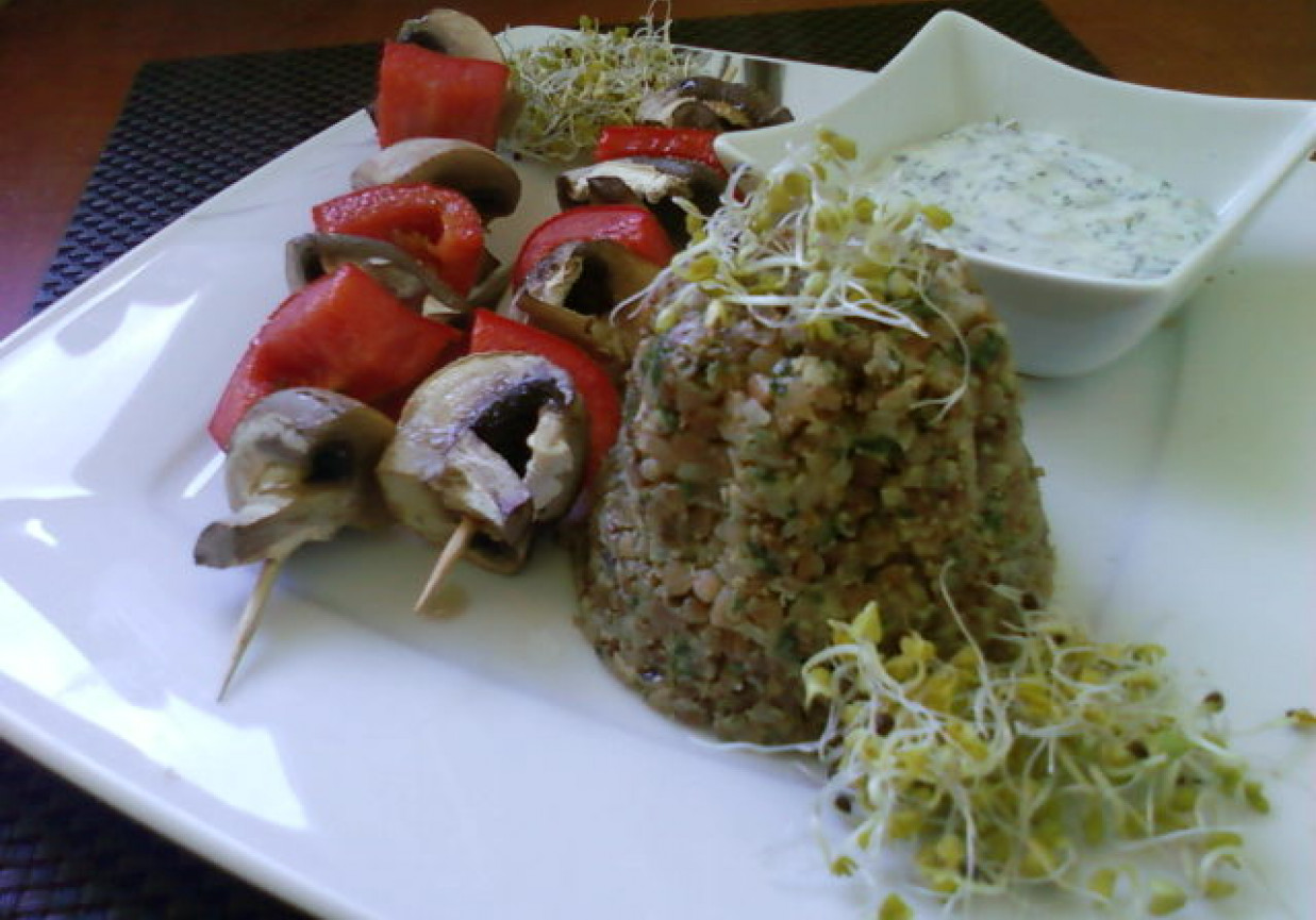 Kasza z bryndzą i szpinakiem z szaszłykiem warzywnym foto