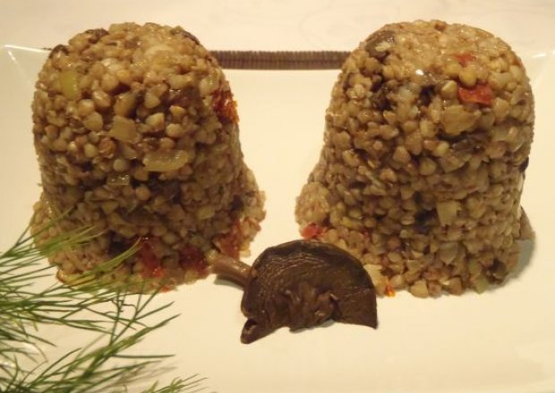 Fotografia przedstawiająca Kasza z suszonymi grzybami i pomidorami