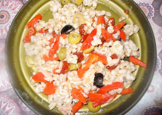 Fotografia przedstawiająca Kasza z tuńczykiem , pomidorami suszonymi i oliwkami
