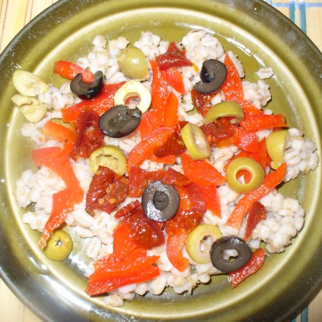 Krok 4 - Kasza z tuńczykiem , pomidorami suszonymi i oliwkami foto
