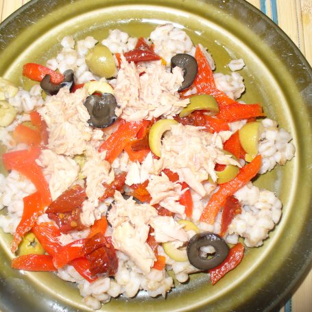 Krok 5 - Kasza z tuńczykiem , pomidorami suszonymi i oliwkami foto