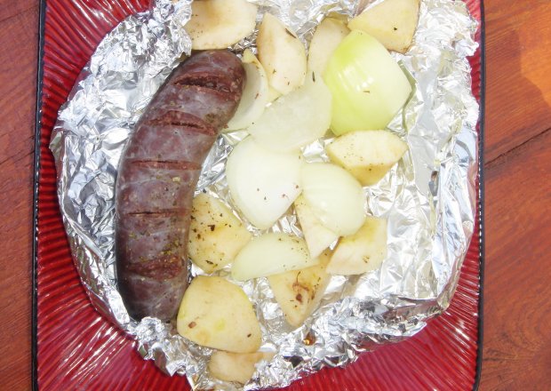 Fotografia przedstawiająca Kaszanka grillowana z jabłkiem i cebulą