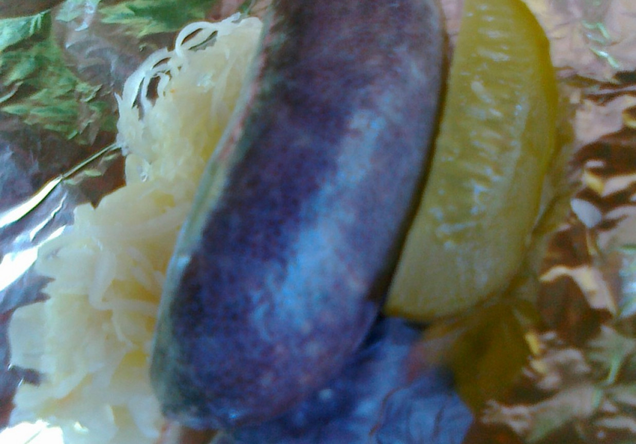 Kaszanka grillowana z kiszoną kapustą i ogórkiem foto