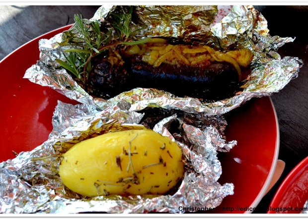 Fotografia przedstawiająca Kaszanka z grilla z ziemniakiem.