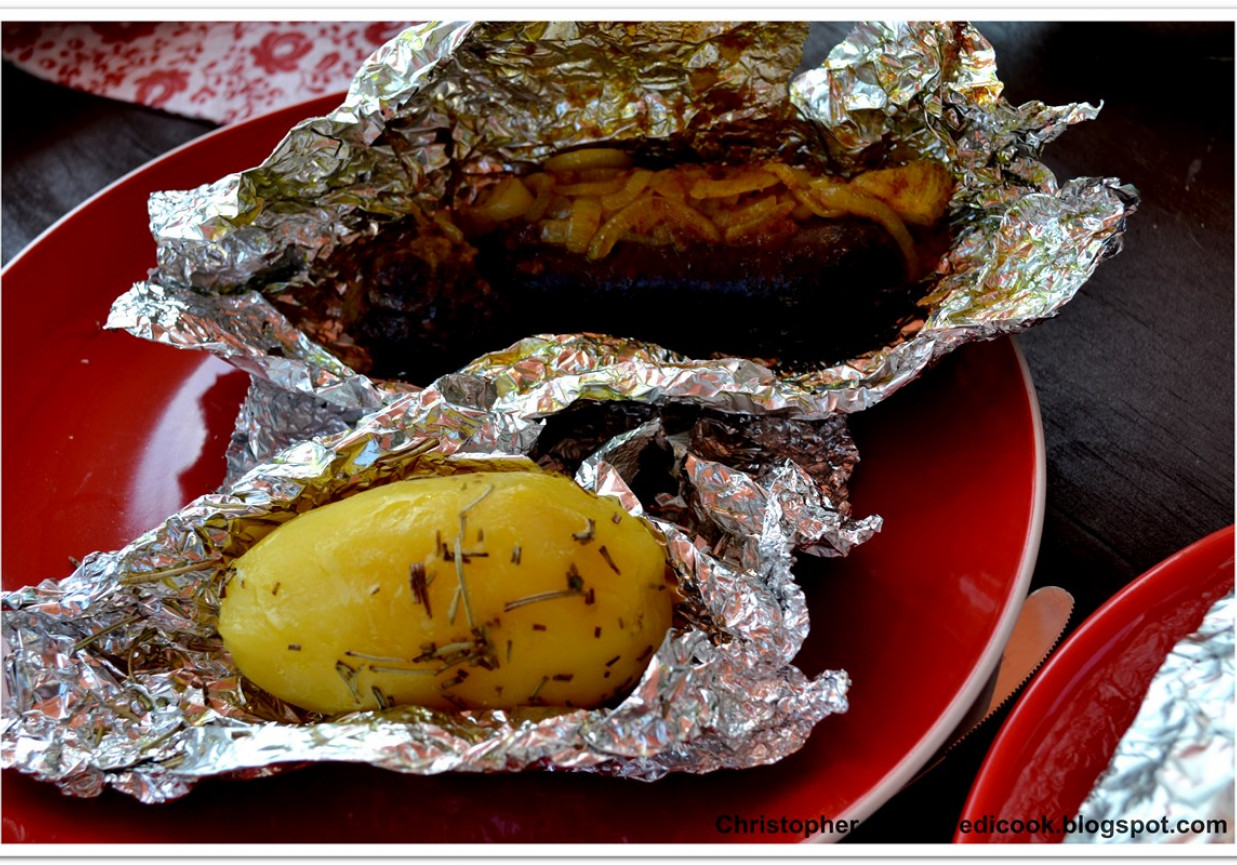 Kaszanka z grilla z ziemniakiem. foto