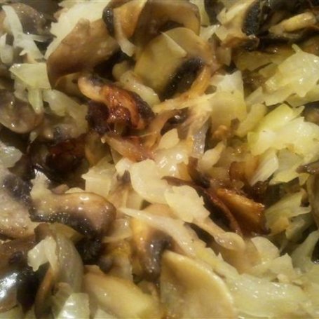 Krok 3 - Kaszanka z pieczarkami i cebulką foto