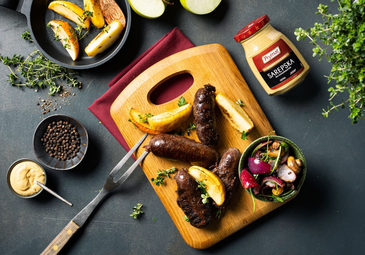 Kaszanka z podrobami i sałatką z grillowanych warzyw foto