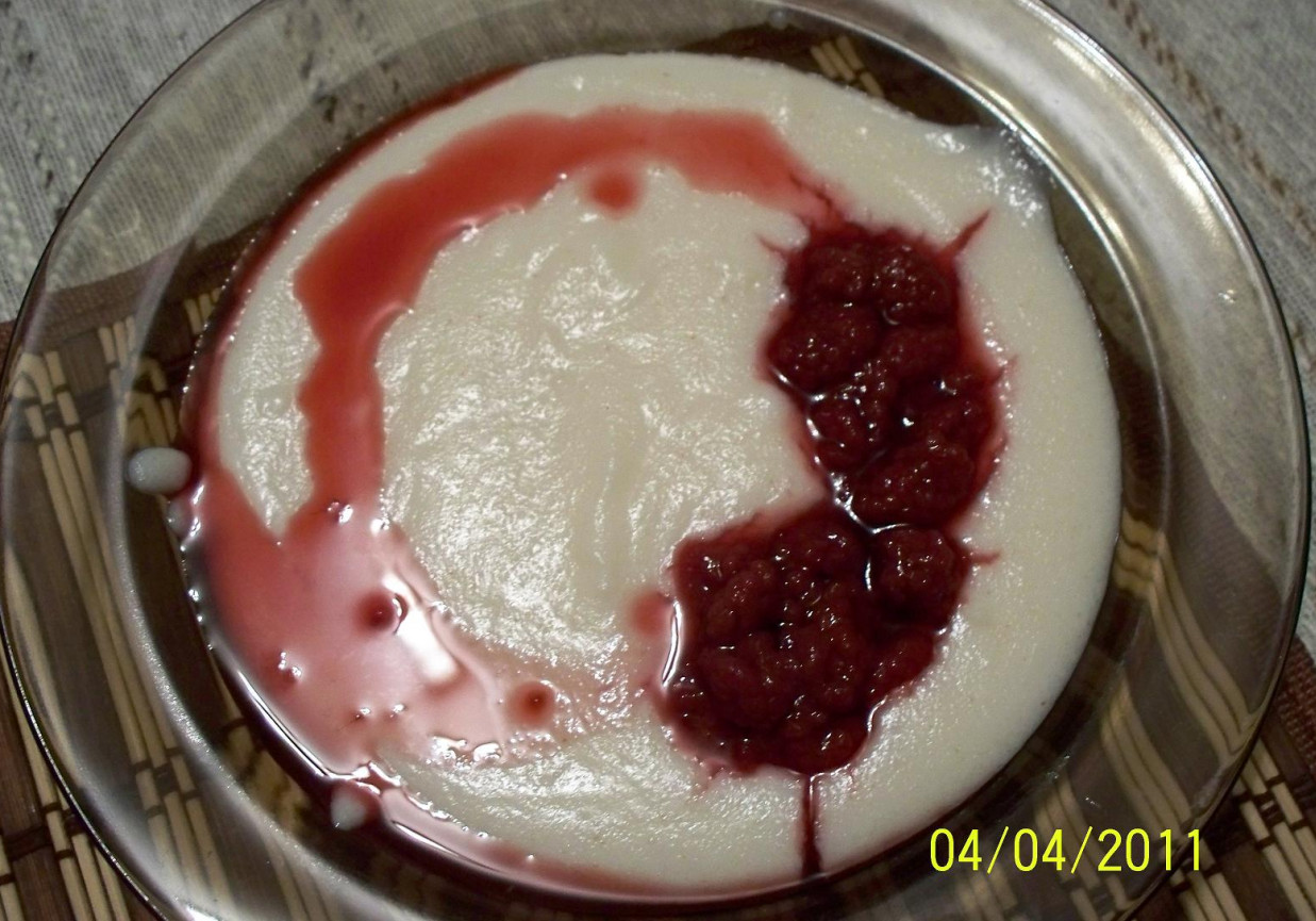 Kaszka manna z sokiem malinowym foto