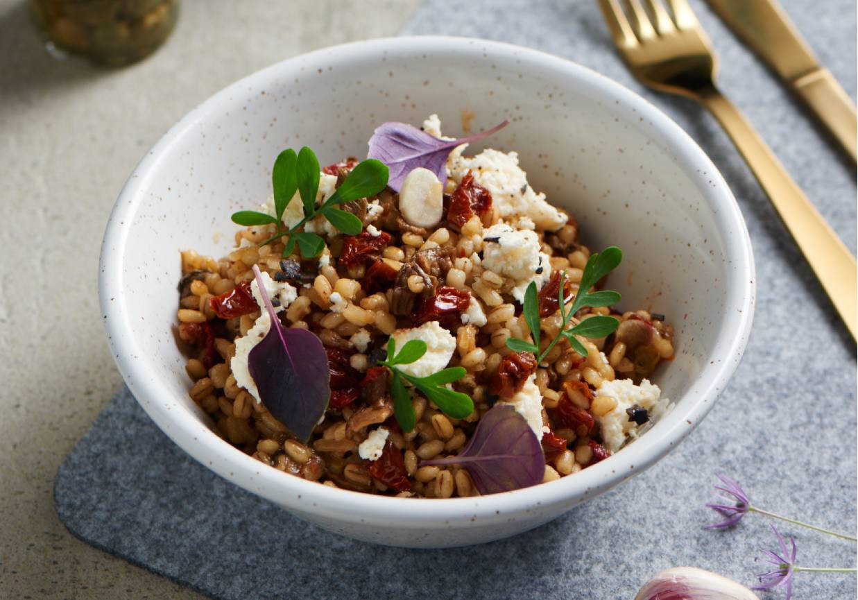 Kaszotto z grzybami, suszonymi pomidorami i serem z czarnuszką foto