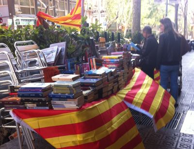Stragany z książkami Sant Jordi