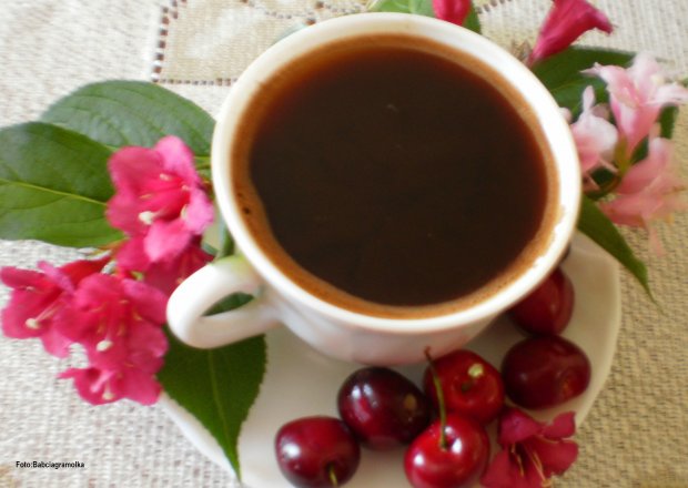 Fotografia przedstawiająca Kawa aromatyzowana wiśniami :