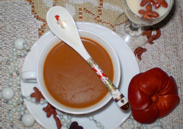 Fotografia przedstawiająca Kawa cynamonowo-czekoladowa z syropem klonowym :
