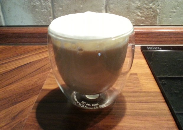Fotografia przedstawiająca Kawa latte macchiato z czekoladą i wiórkami kokosowymi